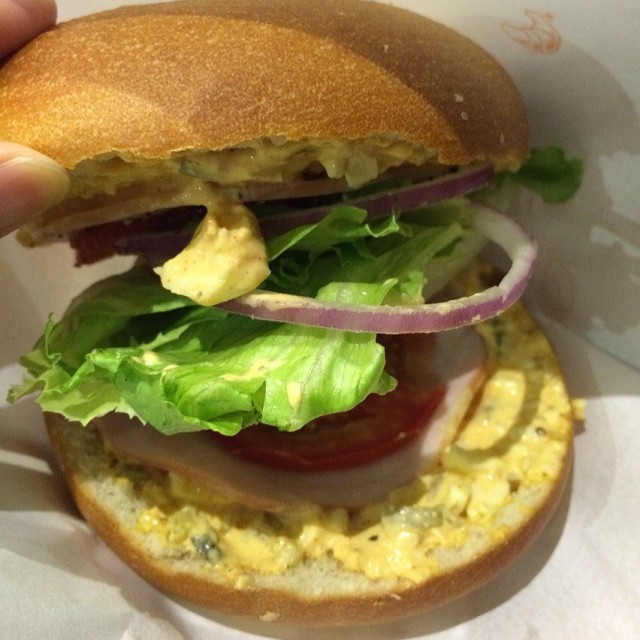 是冷的😓😓貝果很大ㄧ個。裡面蛋沙拉有點少，吃起來有點太乾