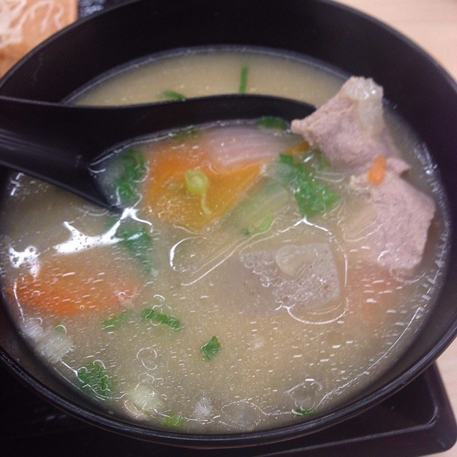 料超多.. 有胡蘿蔔片 白蘿蔔片 豬肉片~ 台日風mix的感覺 很順口... 味道跟其他豬排店不太一樣 超好喝的 可惜想喝只能再加點了😋😂😆