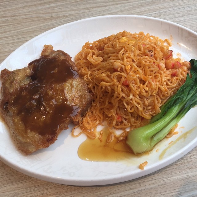 Macau noodles with chicken chop