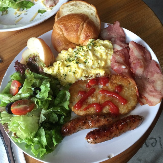 炒蛋很滑，沙律也很新鮮，但加$20買薯餅和2條腸，感覺有點兒貴！