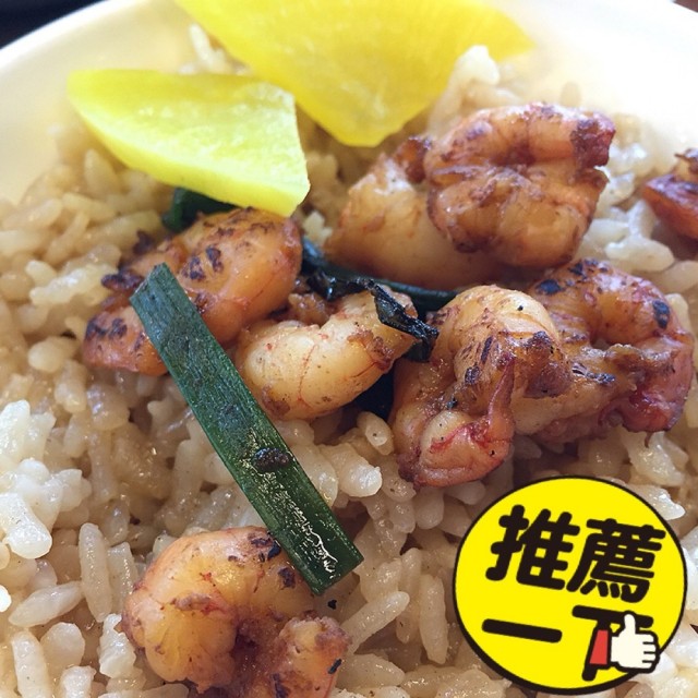 記得加2片醃黃瓜，一口飯一口黃瓜，美味極了。