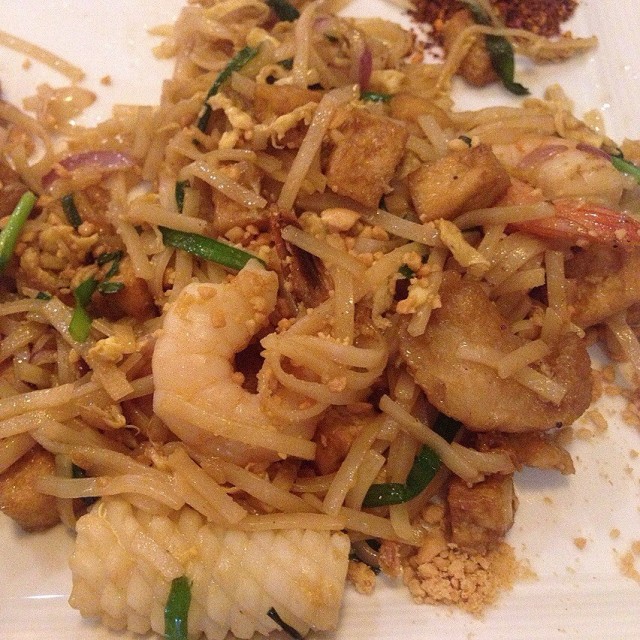 Phat Thai with seafood