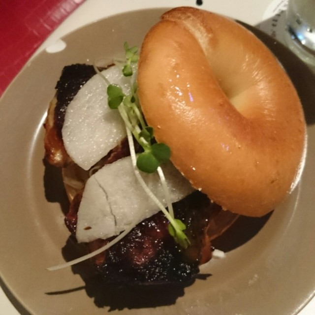 眷村腐乳雞腿貝果堡