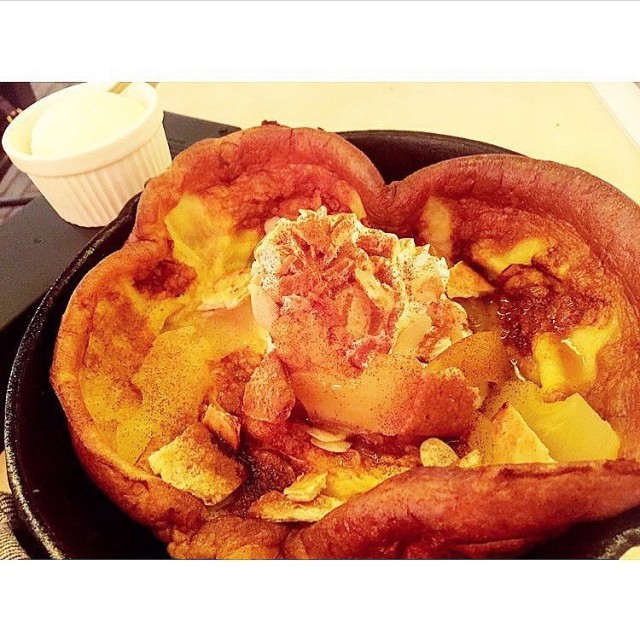 #Herfood尖沙咀區 🌟肉桂焦糖蘋果班戟 $82 (加$8 配一球雲尼拿雪糕) Wired Cafe的甜品基本上只有班戟,但這也是其中一樣光臨這店的主因😁😁 試過你會認同 個人喜歡吃蘋果批🍎🍎 而這班戟不但有很多蘋果肉,而且肉桂味超香濃😋😋 再以鐵板上碟,熱騰騰香噴噴👏🏻👏🏻👏🏻 千萬不要覺得那忌廉太多,當你混合蘋果和班戟一同吃時,可以中和蘋果的甜👍🏻