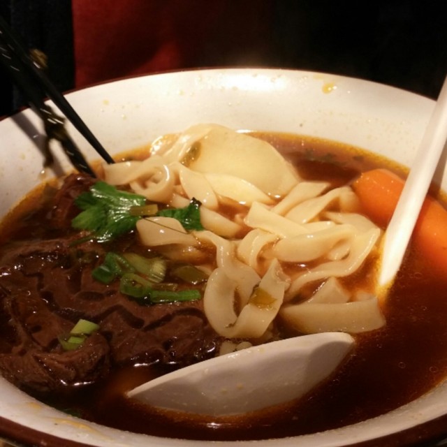 肉質好冧入味, 牛筋分佈平均, 有小小膠質, 夠哂口感。濶條麵似刀削麵, 亦係我既至愛。