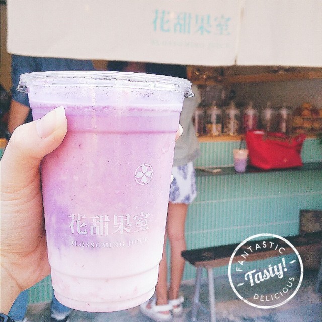 充滿日系風格的小店🍃 💓芭比情歸何處💓 完全就是個少女的飲料 👉草莓🍓+藍莓🍇+蜂蜜🍯+燕麥片🌾+鮮奶🍼 粉嫩色漸層真的很漂亮 味道不會太甜 很天然 加了燕麥多一點飽足感😆