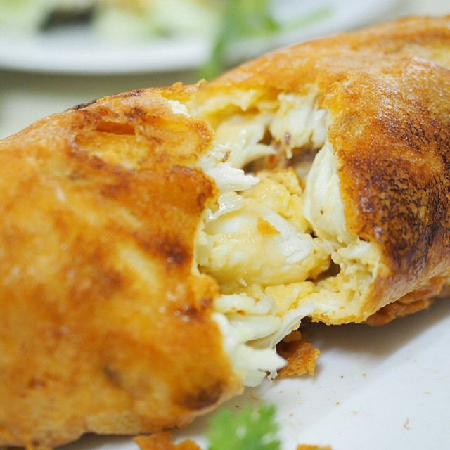 เนื้อปูเป็นก้อนๆ กับไข่เจียวม้วนนุ่มๆ ตัวเนื้อปูจืดไป ต้องมีน้ำจิ้มซีฟู้ดเพิ่ม แต่น้ำจิ้มก็ไม่ค่อยเด็ด ... สรุป กินได้นะ แต่ก็ไม่ได้อร่อยเวอร์อะไร