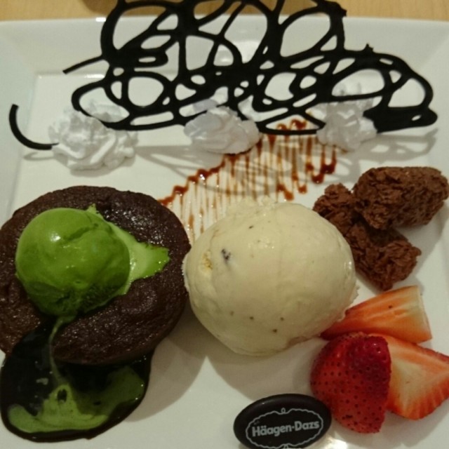 Chocolate lava cake with green tea and rum raisin ice cream