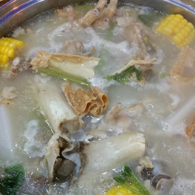 抵食到。。。暈！ 好多豬骨及雞腳。。超好味湯底，仲可以無限添湯，用作食飯焦一絕！