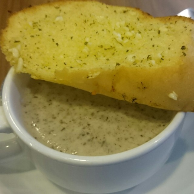 Mushroom soup with garlic bread 