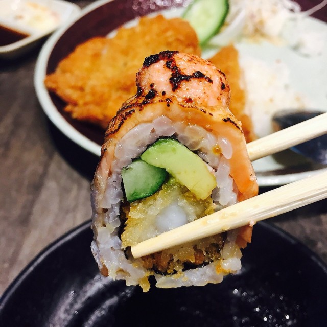 Ebi salmon Aburi roll