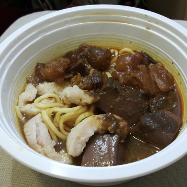 包括有金沙青，牛筋腩，豬紅+油麵，外賣不用加錢，分湯+$1。個辣汁好鬼正，試吓吖！😆😆😆