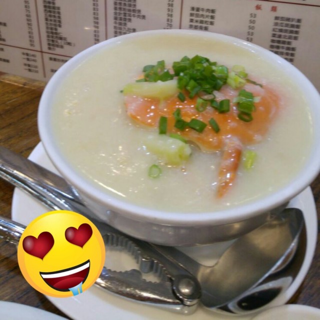 家人推薦肥仔文美食餐廳，這個水蟹粥超正，夠新鮮同好味，差不多每枱都有碗水蟹粥，價錢就少貴，但值得的。