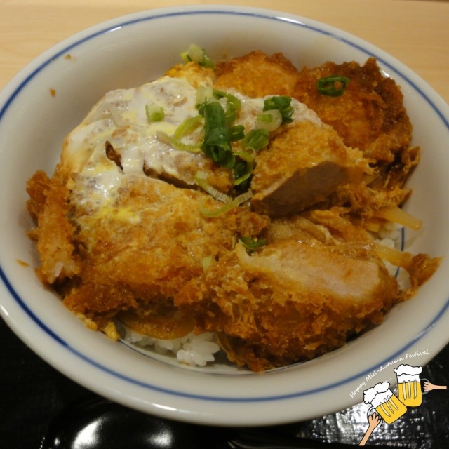 腰內30g×3，使用開幕給的丼飯搭配湯品折價劵30元，選擇粉嫩腰內瘦肉炸豬排搭配洋蔥滑蛋，熱呼呼好順口，不能拍太久，快拍快食😉
