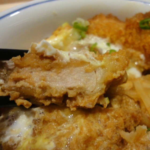 腰內肉比里肌更為嫩口，口感佳，但炸衣會被熱呼呼的日式洋蔥滑蛋泡軟泡甜😆😆