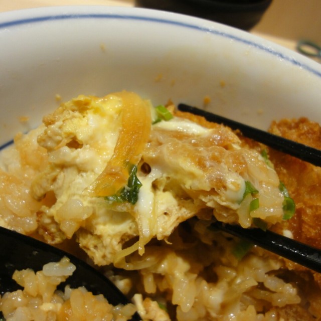 粉嫩腰內豬排搭配洋蔥滑蛋，熱呼呼好順口，扒飯吃光光😋