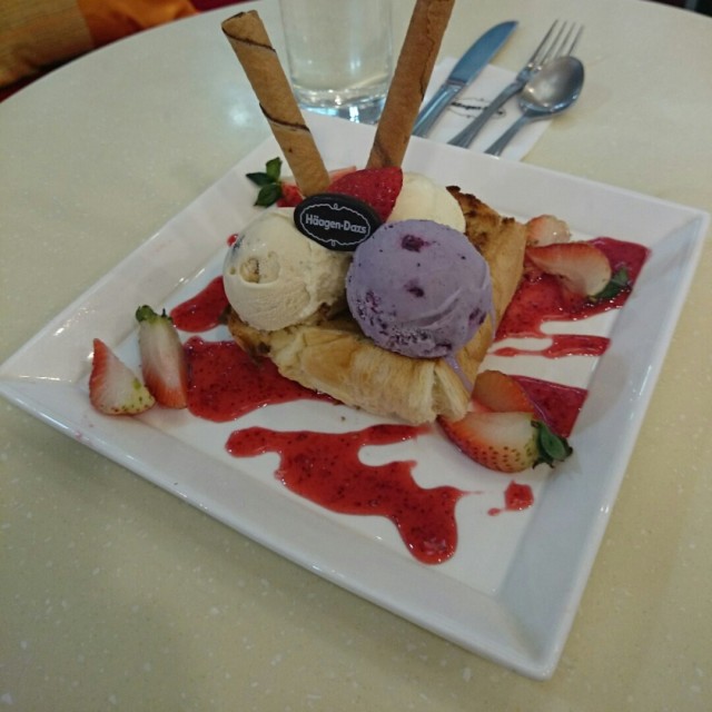 French brioche with ice cream 