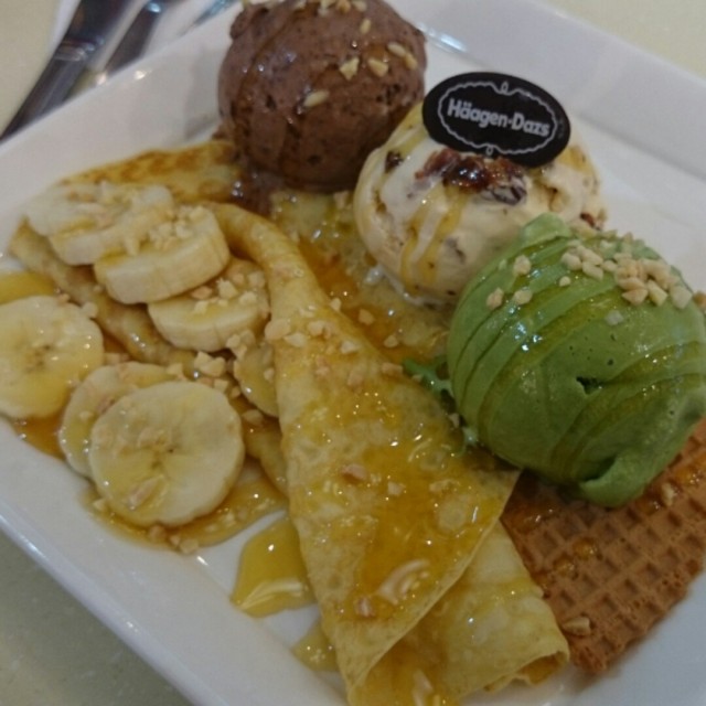 Banana crepe with ice cream 