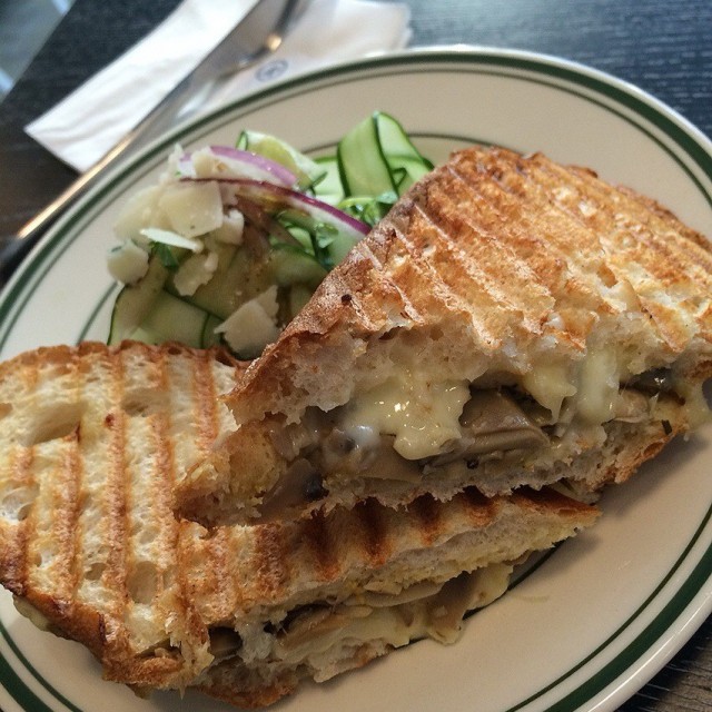 迷迭香蒜蘑菇起司三明治