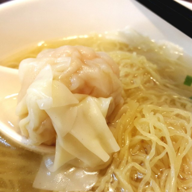 一碗有三粒雲吞，大大粒，全是蝦，爽口新鮮！