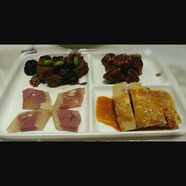 (左上)四喜烤麩、(右上)糖醋排骨 (左下)冰宮肴肉、(右下)口水川雞