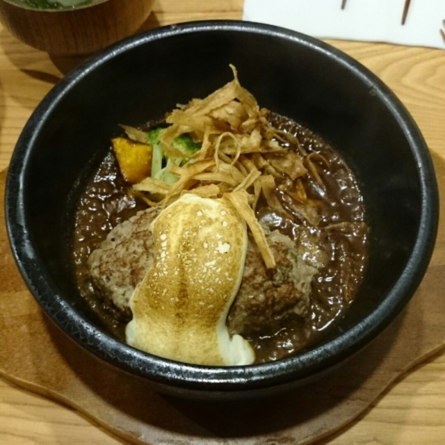 肉排好吃…配菜炸牛蒡也很好吃 醬汁淋飯好吃啊～～