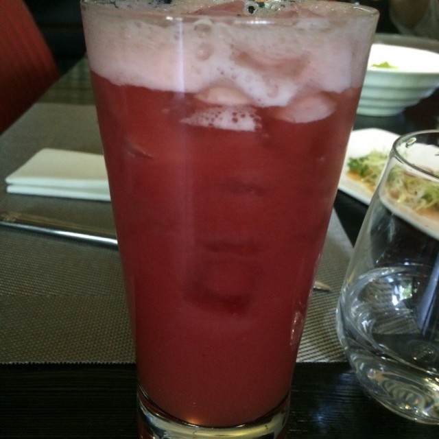 草莓茉莉气泡茶