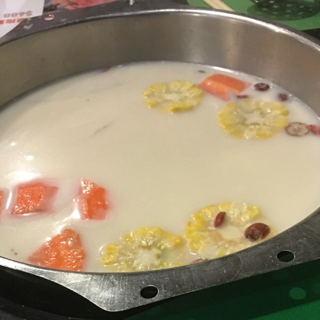 超香椰香味~應該有加椰奶! 湯底預先有海底椰, 粟米, 紅蘿蔔, 乾椰肉片~~