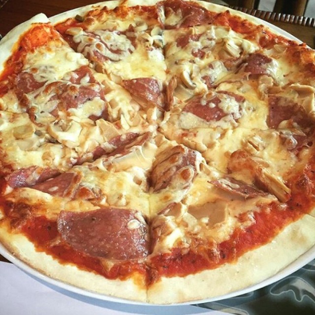 mushroom pepperoni pizza