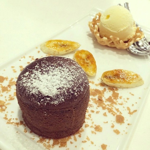molten lava cake n ice cream