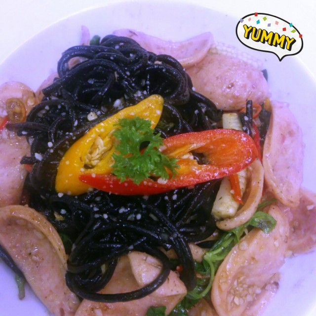 สปาเกตตี้เส้นดำไส้กรอกสไปซี่