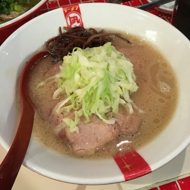 豬骨湯底有d腥腥地，店員話係佢地既特色，因為係豬骨和豬肉一起煲，所以係豬肉既蘇而唔係魚既腥。 而個麵底就好啱我口味係幼麵。