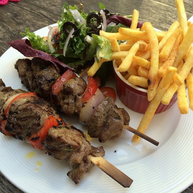 lamb skewer with rocket salad