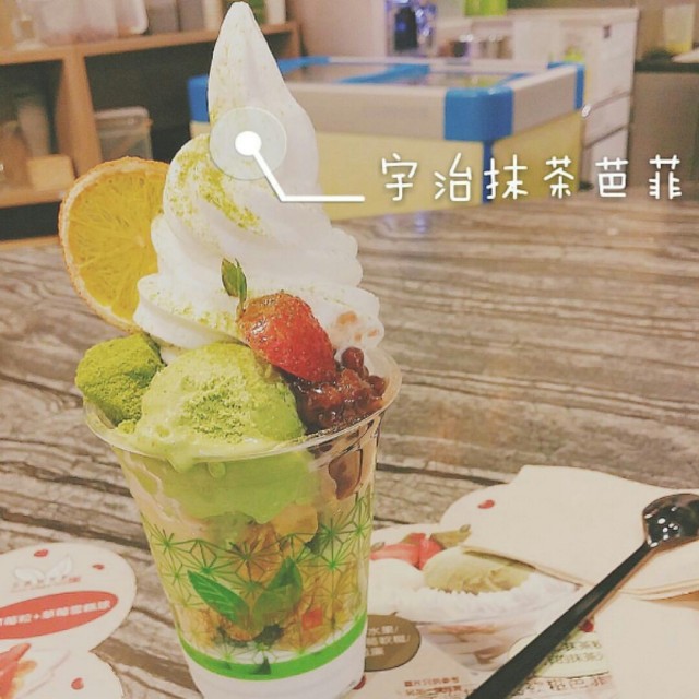 以綠茶甜品作主打嘅舖頭👅幾夠大杯飽肚，有乳酪雪糕+綠茶雪糕，配料有紅豆+粟米片+綠茶蕨餅. 👎缺點係綠茶味唔濃！ 💬除左外賣，店內有少量卡位，可以坐係度食！ 💬將軍澳，尖沙咀有分店