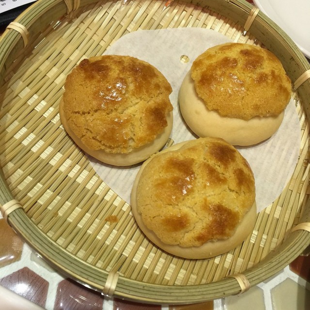 偏甜，裡面是包鳳梨，冷掉不好吃