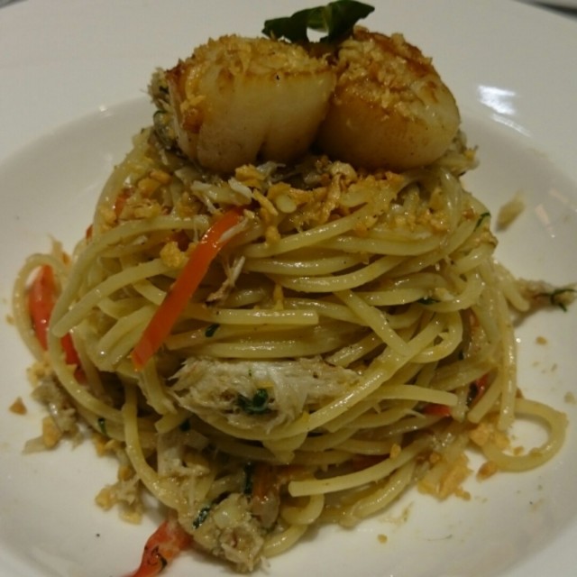 Not oily but it was a bit to the dry side. Lacked a spicy kick and there was some shells in the crab meat. Would have expected a higher quality due to the price and location.