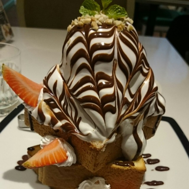 Substantial portion which tastes good and looks good. Can go easy on the cream though and the bread edges are too hard to cut through.