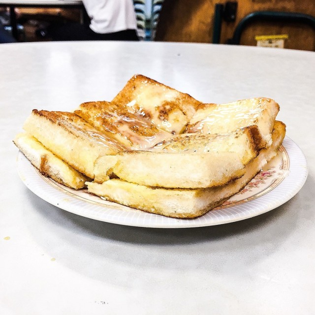 My first try on this French toast which looks a bit different from ordinary ones :)) w/ butter between 2 fried bread & drizzled w/ condensed milk:p luv it