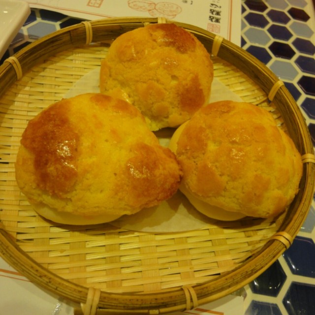 金黃酥脆波蘿皮，黃色內餡是用新鮮鳳梨🍍入餡蠻特別，甜中帶微酸還有鳳梨塊 ，人氣商品主廚推薦誠實說偶沒有很愛!