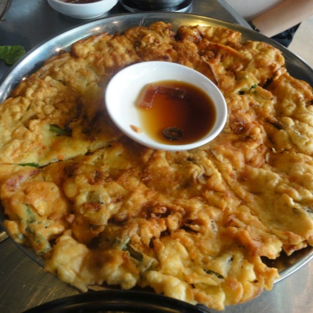 我們全都很失望，很薄海鮮料也不多，厚又料多比較愛！也沒教可放烤盤上烤，點太多後面餅都冷了。