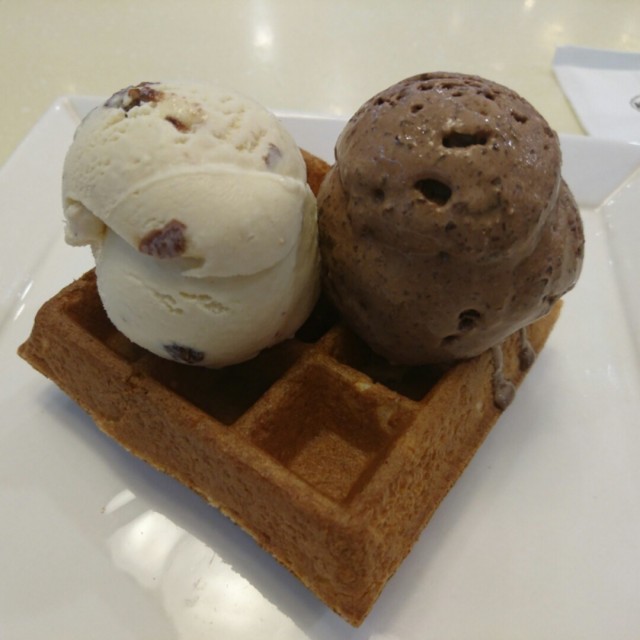 Waffle with Belgian Chocolate and rum & raisin ice cream 