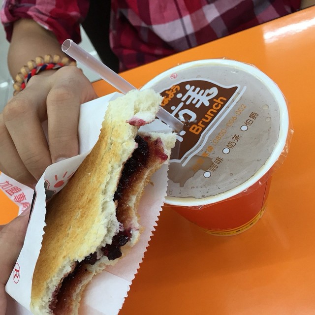 藍莓吐司+奶茶
