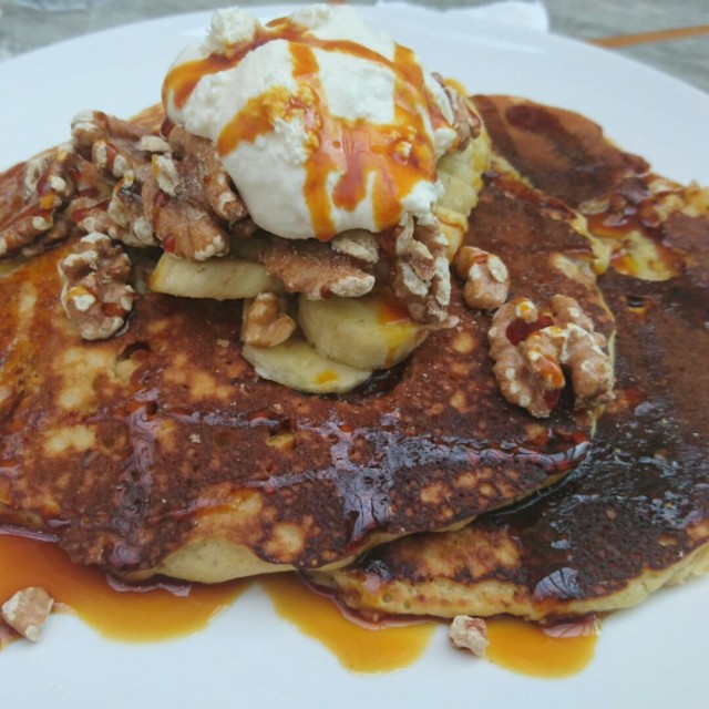 Pancakes with bananas and walnuts