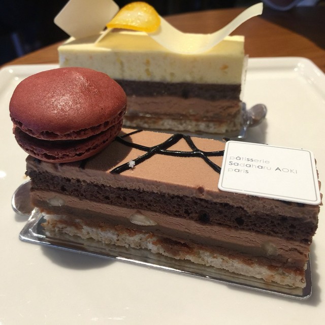 好愛這個甜點💕榛果巧克力好香～裡面還有顆粒喔！😋😍😋馬卡龍夾著榛果巧克力內餡真好吃！我們點的是最後一個 太幸運了啦！😇