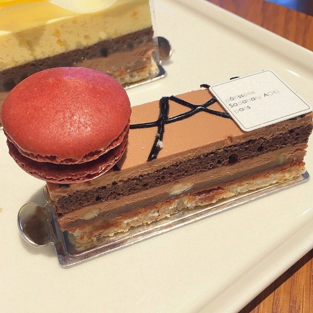 搶到蛋糕櫃裡的最後一個！非常的好吃👍馬卡龍也好吃