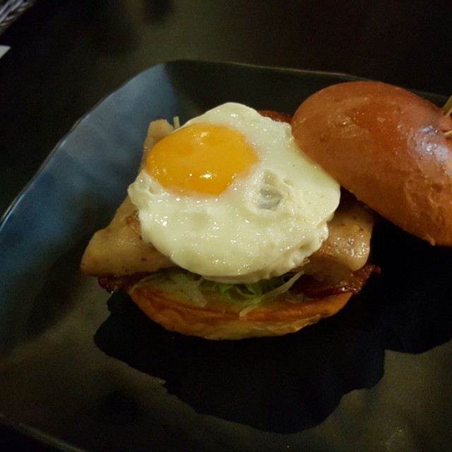 Herb Spicy pork burger