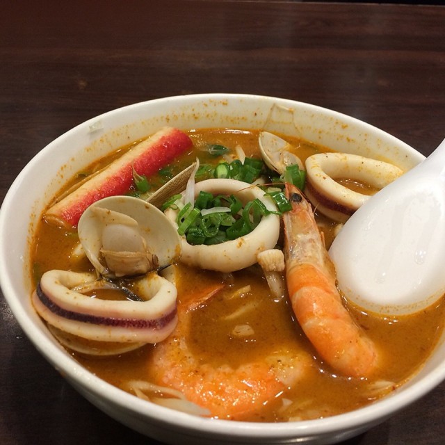 海鮮料不少，湯頭濃可是味精很多，河粉太軟爛。