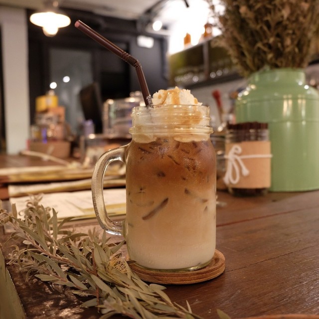 Iced caramel machiato