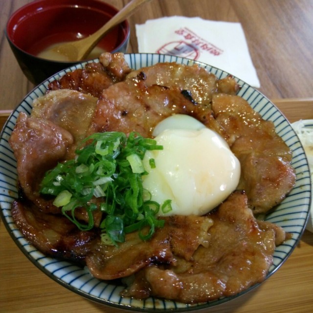 肉的油光好誘人😝