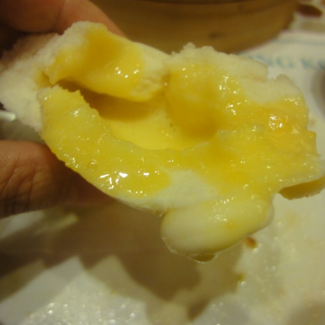 爆漿 💥💥看真的比較稀水份較多，哇哇哇……所以像噴泉噴到衣服都是😱，上次較濃稠也燙到手，吃這個黃色流沙真要小心啊！